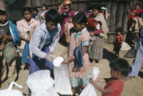 MEXICO, Chiapas, Cuahutemoe, Guatemalan refugees being given food aid