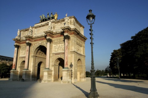 FRANCE, Ile de France, Paris, Angled view of the Arc de Triomphe du Carrousel triumphal arch