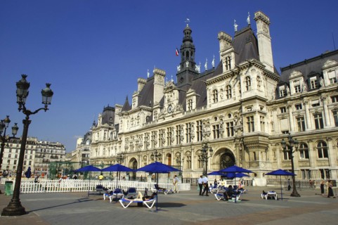 FRANCE, Ile de France, Paris, Hotel de Ville overlooking pedestrianized square with umbrellas and