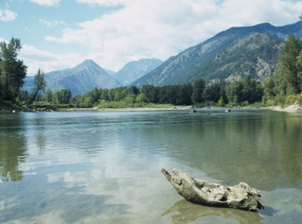 USA, Washington State, Chelan, Leavenworth. The Cascade Mountain Range seen from Wenatchee River.