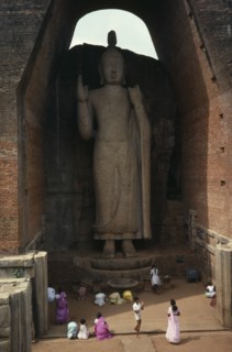 SRI LANKA, Aukuna, Large standing Buddha towering over people below