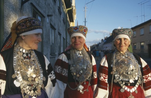 ESTONIA, Rakvere, Folk dancers in traditional costume.