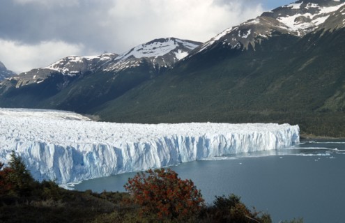 ARGENTINA, Santa Cruz Province, Los Glaciares N.P, Jagged ice cliffs and mountainous landscape of