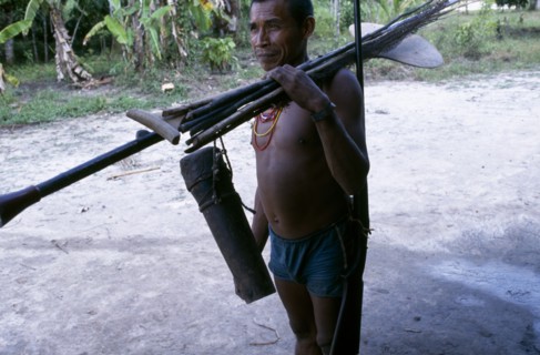 COLOMBIA, St Isabel, Hernando, Macuna Indian hunter