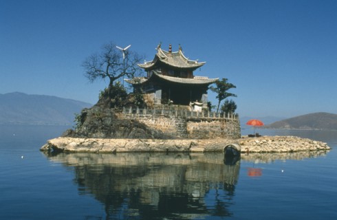 CHINA, Yunnan, Dali, Temple of the Mercy Goddess Guan Yin on lake Erhai