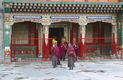 CHINA, Qinghai, Queshang Lamasery, Tibetan Yellow Hat Buddhists