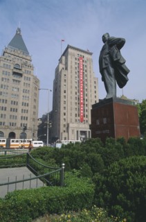 CHINA, Shanghai, Statue of Mao in front of the Peace Hotel and Bank on the Bund.