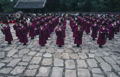 SOUTH KOREA, Seoul, Chong Myo rites at Confucian temple