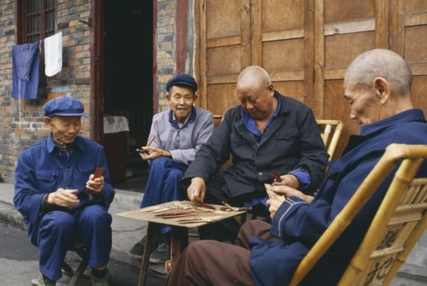 CHINA, Shaanxi, Shanghai, Chengdu card game in street