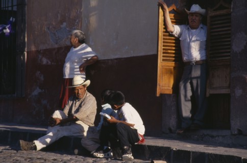 MEXICO, Guanajuato, San Miguel de Allende, Street scene with man and young boys in conversation