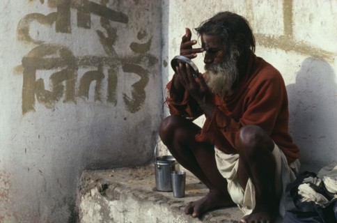 NEPAL, Kathmandu, Saddhu applying his tika mark of blessing at the Pashupatinath Temple Maha