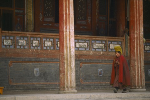 CHINA, Qinghai Province, Huangzhong County, Calling monks to prayer at the Taer Lamasery one of the