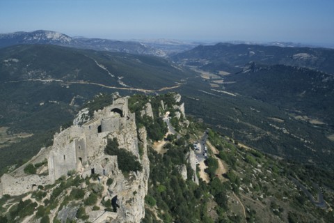 FRANCE, Languedoc Roussillon, Aude, Peyrepertuse Cathar Castle.  Ruined fortifications of eleventh