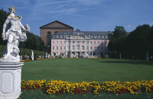 GERMANY, Rheinland Pfalz, Trier, Episcopal Palace.  Exterior facade and visitors with statue and