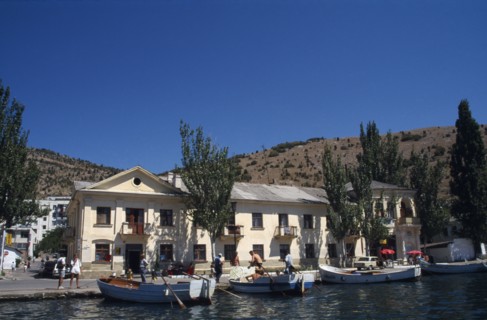 UKRAINE, Krym Republic, Balaclava, Crimean Coast.  Waterside buildings with boats moored beside