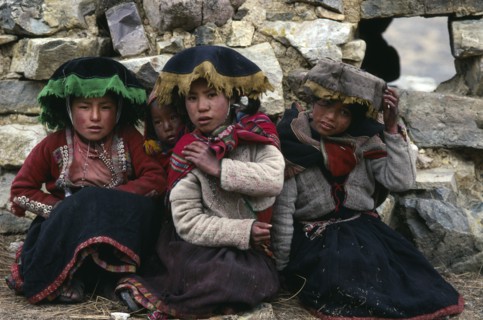 PERU, Cusco, Cordillera Vilcanota, Portrait of three young girls from Pacchanta at the foot of