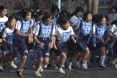 JAPAN, Chiba, Tako, 11-12 year old girls starting a 2 kilometer race which is part of the towns