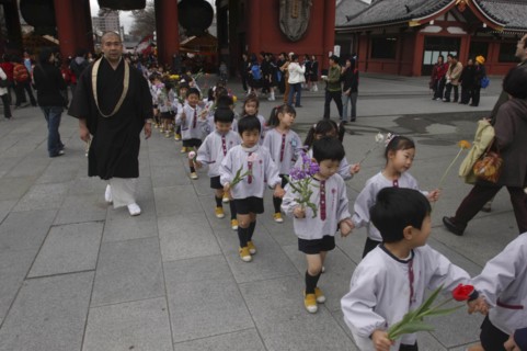 JAPAN, Honshu, Tokyo, "Asakusa. 4 year old nursery students from Senso-ji Dembo-in Nursery,
