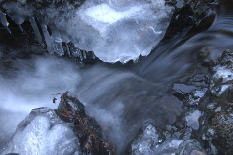 JAPAN, Ibaragi, Fukuroda-no-taki, Fukuroda Waterfall detail in the winter with gushing water and