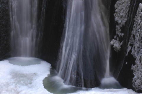 JAPAN, Ibaragi, Fukuroda-no-taki, Fukuroda Waterfalls in the winter with the gushing water at the