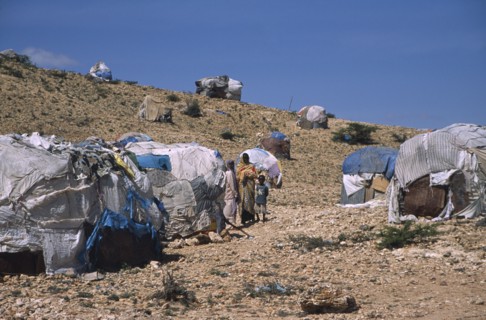 SOMALILAND, Hargeisa, The Kandahr IDP camp for Internally Displaced Persons.  Women and child