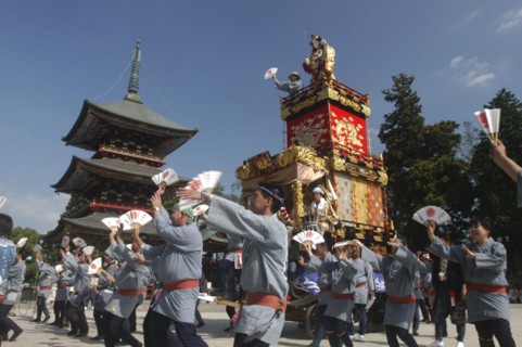 JAPAN, Chiba, Narita , Gion Matsuri. Members dance in front of Narita san Temple before pulling
