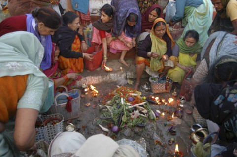 INDIA, Uttar Pradesh, Varanasi , Hindu women worship an earthen statue of the Hindu God Bhim at Asi