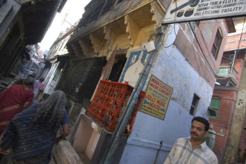 INDIA, Uttar Pradesh, Varanasi , Benali Tole alley near Tulsi Das Ghat