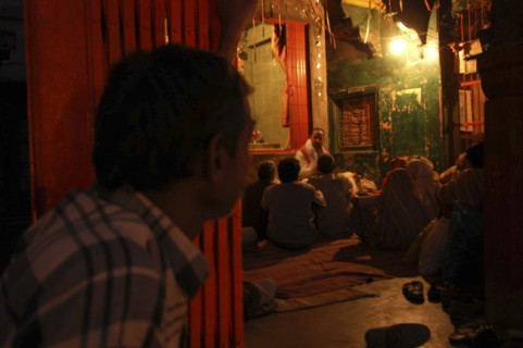 INDIA, Uttar Pradesh, Varanasi, Dasashwamedh Ghat. Hindus listen to a Bhramin pundit lecturing in a