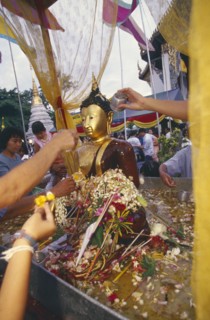 THAILAND, Chiang Mai, Wat Jedi Luang, Inthakhin Ceremony. Bathing Phra Fon Saen Ha Buddha statue
