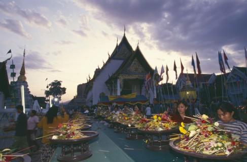 THAILAND, Chiang Mai, Wat Jedi Luang, Inthakhin Ceremony. People offering flowers and joss sticks