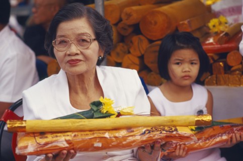 THAILAND, Chiang Mai, Wat Maw Kham Tuang, "Revered monks funeral with worshippers holding