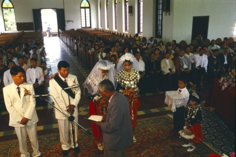 MYANMAR, Kachin State, Myitkyina, Jinghpaw wedding ceremony at Geis memorial chuch