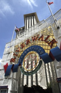 USA, Louisiana, New Orleans, Angled view looking up athe Riverwalk Marketplace entrance sign with