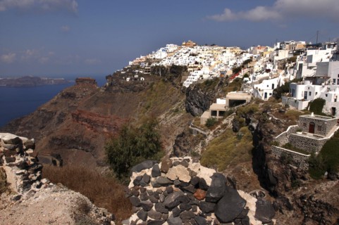 GREECE, Cyclades, Santorini, Town atop rugged coastal cliffs
