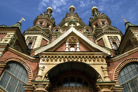 RUSSIA, St Petersburg, Angled view of church entrance and golden onion domes on the rooftops