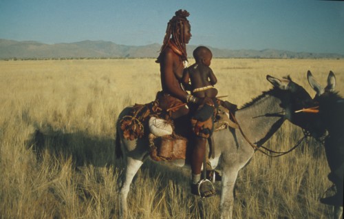 NAMIBIA, Kaokolan, Marienfluss, Himba nomad woman and child in traditional leather clothing