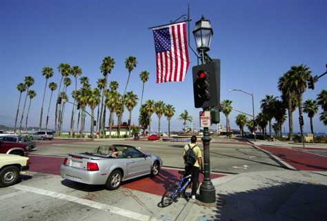 USA, California, Santa Barbara, Traffic lights with flag at the junction of State Street and