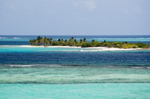 WEST INDIES, St Vincent & The Grenadines, Tobago Cays, Petit Tobac island with tourists on the