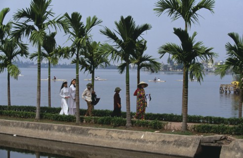 VIETNAM, North, Hanoi, People on the causeway to Tran Quoc Pagoda beside West Lake in popular