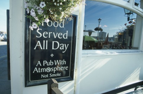 ENGLAND, Hampshire, Portsmouth, Spice Island Tavern. Food served and no smoking policy sign.