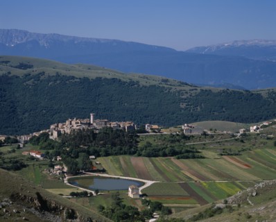 ITALY, Abruzzo, Sanstefano di Sessanio, General view of the high plateau village area East of