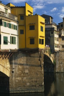 ITALY, Tuscany, Florence, Ponte Vecchio.  Buildings on bridge above the River Arno with people