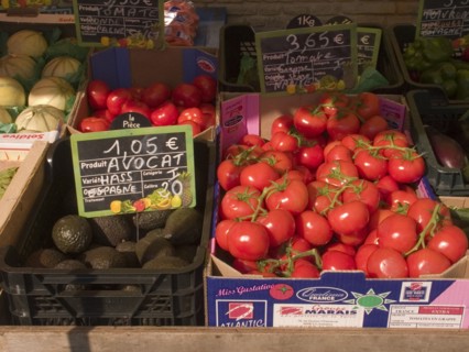 FRANCE, Deux Sevres Region, Poitiers, Tomatoes and Avocados on sale at the market in the town of