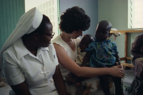 ZIMBABWE, Victoria Province, Bondolfi Mission, Sister Margaret and Oxfam doctor Elizabeth Mason