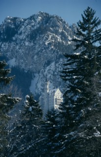 GERMANY, Bayern, Schloss Neuschwanstein, Castle built on rock ledge over the Pollat Gorge near