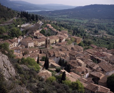 FRANCE, Provence Cote d’Azur, Alpes Haute de Provence, View South over the roof tops of the village