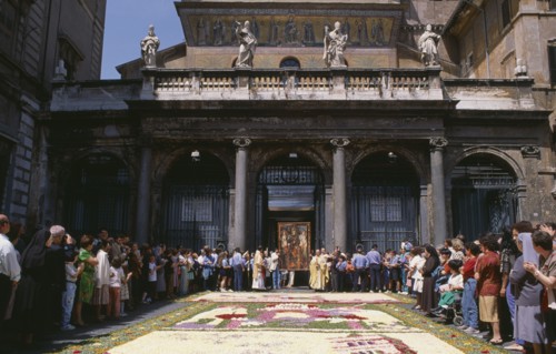 ITALY, Lazio, Rome, Santa Maria in Trastevere Basilica with crowds gathered for display of icon and