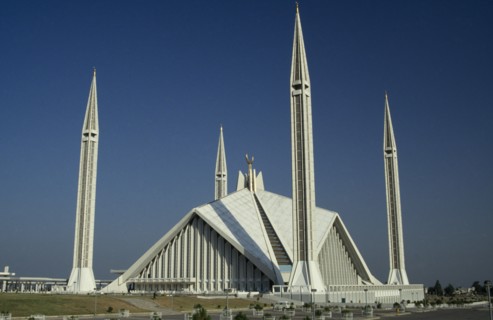 PAKISTAN, Islamabad, "Shah Faisal mosque.  Designed by Vedat Dalokay, construction completed 1986.