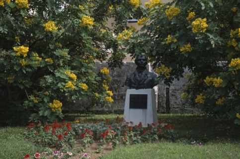 BERMUDA, St George, Bust of Irish Poet Thomas Moore who visited Bermuda in 1804 surrounded by